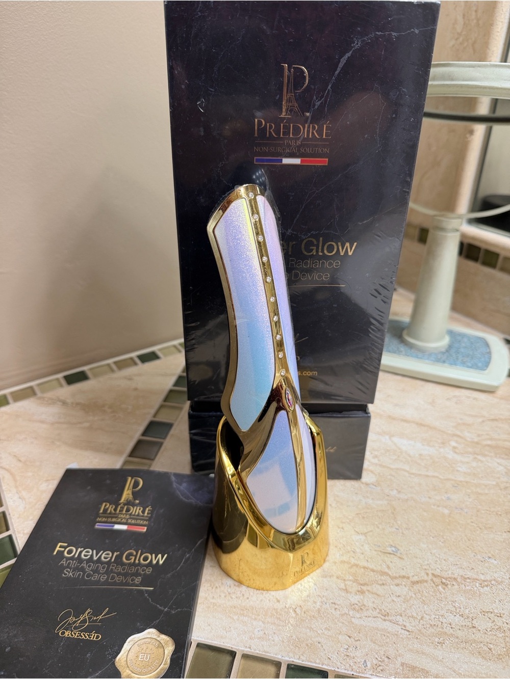 Prédiré Forever Glow Anti-Aging Radiance Device in Iridescent White & Gold